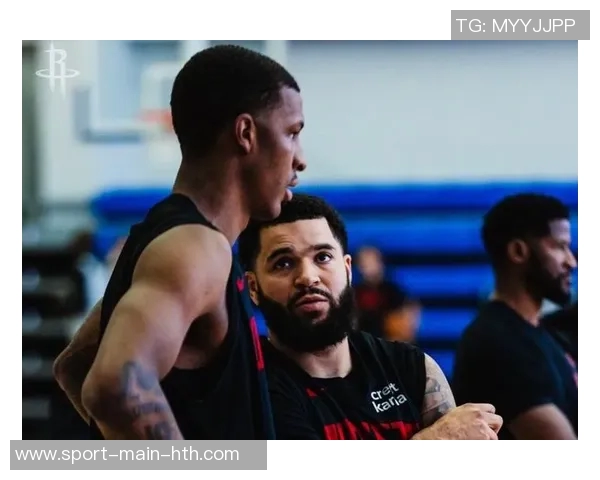 内史密斯表现稳健贡献12分关键时刻三分球助力球队胜利