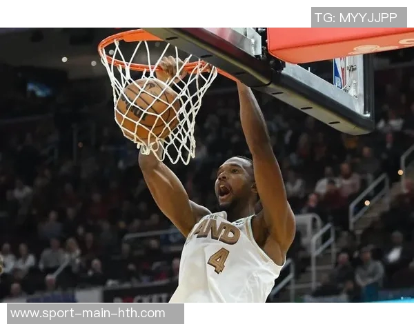 小莫布里首秀表现亮眼18分钟内砍下12分6板2助助球队取胜 小莫布里首秀表现亮眼18分钟内砍下12分6板2助助球队取胜