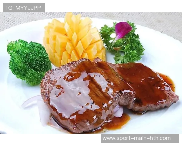 亚当斯如野兽般光脚漫步手持牛排展现原始魅力