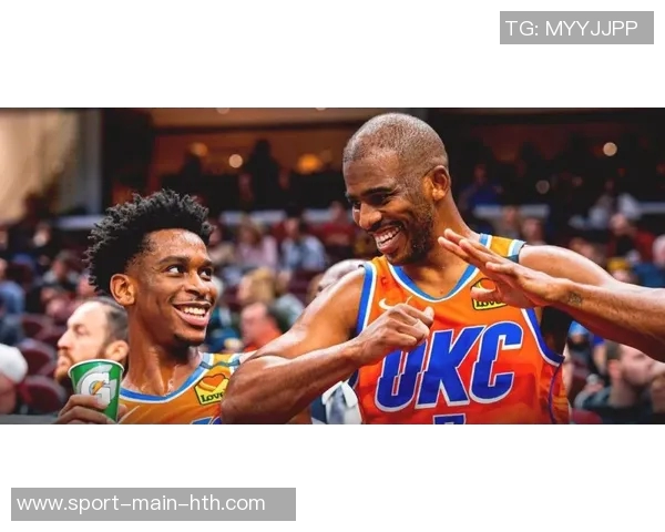 亚历山大与小乔丹手牵手脱离战圈轻松聊天展现友谊的温暖时刻